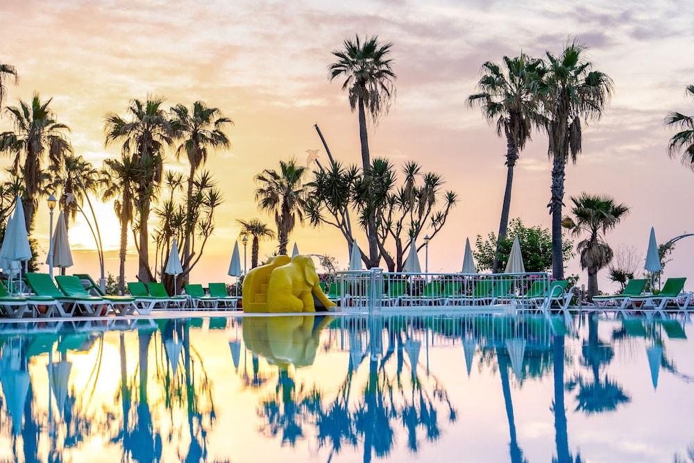 Labada Beach Hotel Camyuva Bagian luar foto